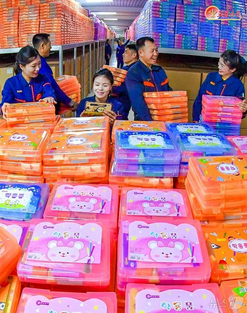 (평양 노동신문=뉴스1) = 북한 노동당 기관지 노동신문은 13일 "학용품생산에 힘을 넣고 있다"며 룡봉학용품공장을 조명했다. [국내에서만 사용가능. 재배포 금지. DB 금지. F …