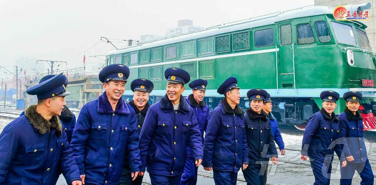 (평양 노동신문=뉴스1) = 북한 노동당 기관지 노동신문은 13일 "지금도 이들은 당 제9차 대회를 높은 노력적 성과로 맞이할 불같은 일념을 안고 증송의 기적소리를 더 높이 울리며 …