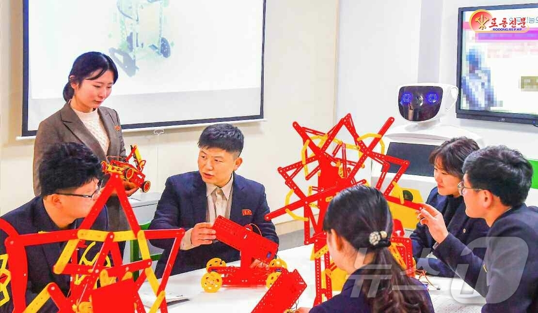 (평양 노동신문=뉴스1) = 북한 노동당 기관지 노동신문은 13일 "현대 교육 발전 추세와 교육학적 요구에 맞게 교육 내용과 방법을 부단히 혁신할 데 대한 당의 뜻을 높이 받들고 …