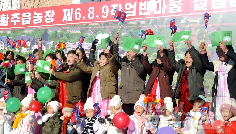 (평양 노동신문=뉴스1) = 북한 노동당 기관지 노동신문은 13일 황해북도농촌경리위원회 황주읍 농장과 인산군 석련농장에서 살림집(주택) 입사모임이 진행됐다고 보도했다. [국내에서만 …