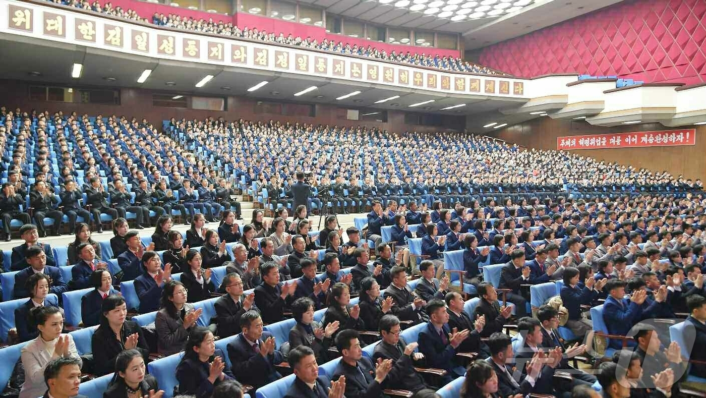 (평양 노동신문=뉴스1) = 북한 노동당 기관지 노동신문은 13일 "주체적청년운동사에 깃든 절세위인들의 불멸의 영도업적을 깊이 체득하기 위한 연구토론회가 12일 진행됐다"라고 보도 …