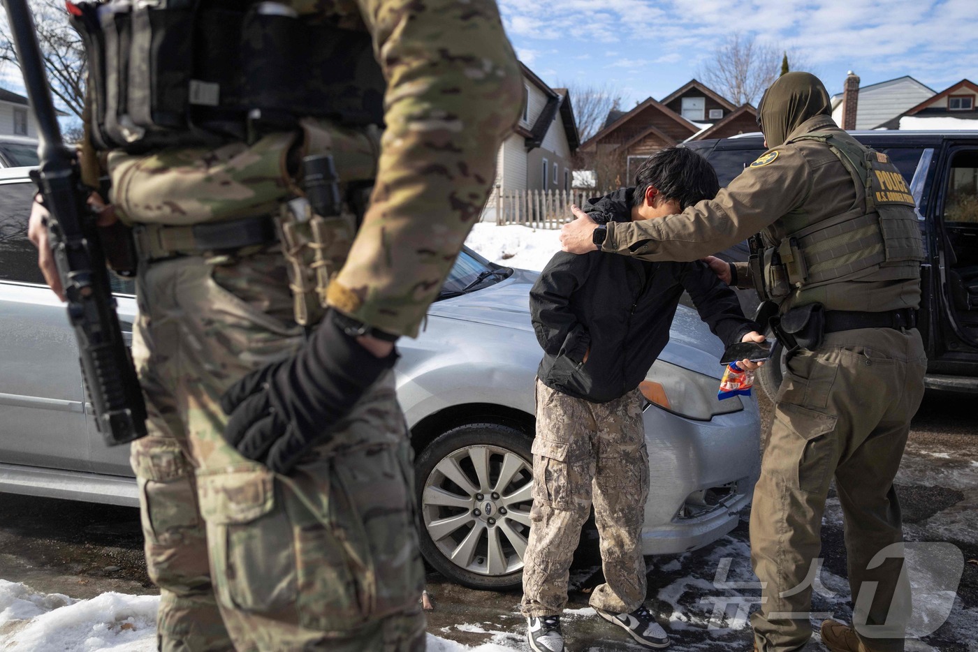 (미니애폴리스 AFP=뉴스1) 이정환 기자 = 미국 미니애폴리스에서 미 연방 법집행요원들이 12일(현지시간) 주택가에 서 있던 한 남성이 시민권 증명서를 제시하지 못하자 그를 체포 …