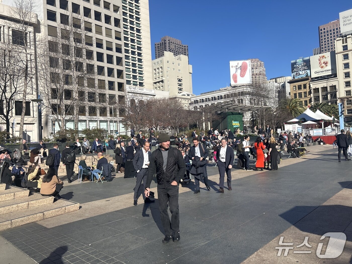 본문 이미지 - 12일(현지시간) JP모건 헬스케어 콘퍼런스가 열리는 미국 캘리포니아주 샌프란시스코의 The Westin St.. FRANCIS 호텔 근처 유니언 스퀘어에 콘퍼런스 참석 인파로 북적이고 있다. 2026.1.12/뉴스1 ⓒ News1 문대현 기자