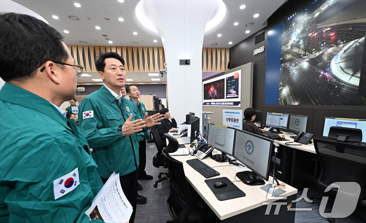 본문 이미지 - 오세훈 서울시장이 서울시내버스 파업이 시작된 13일 새벽 서울시청 내 재난안전상황실을 찾아 비상수송대책을 점검하고 있다. (서울시 제공. 재판매 및 DB 금지) 2026.1.13/뉴스1