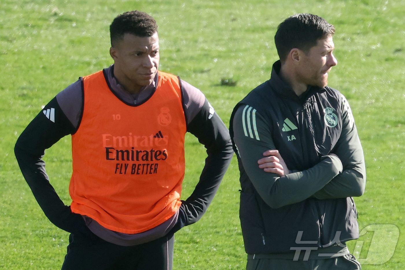 본문 이미지 - 킬리안 음바페(왼쪽)와 알론소 감독ⓒ AFP=뉴스1