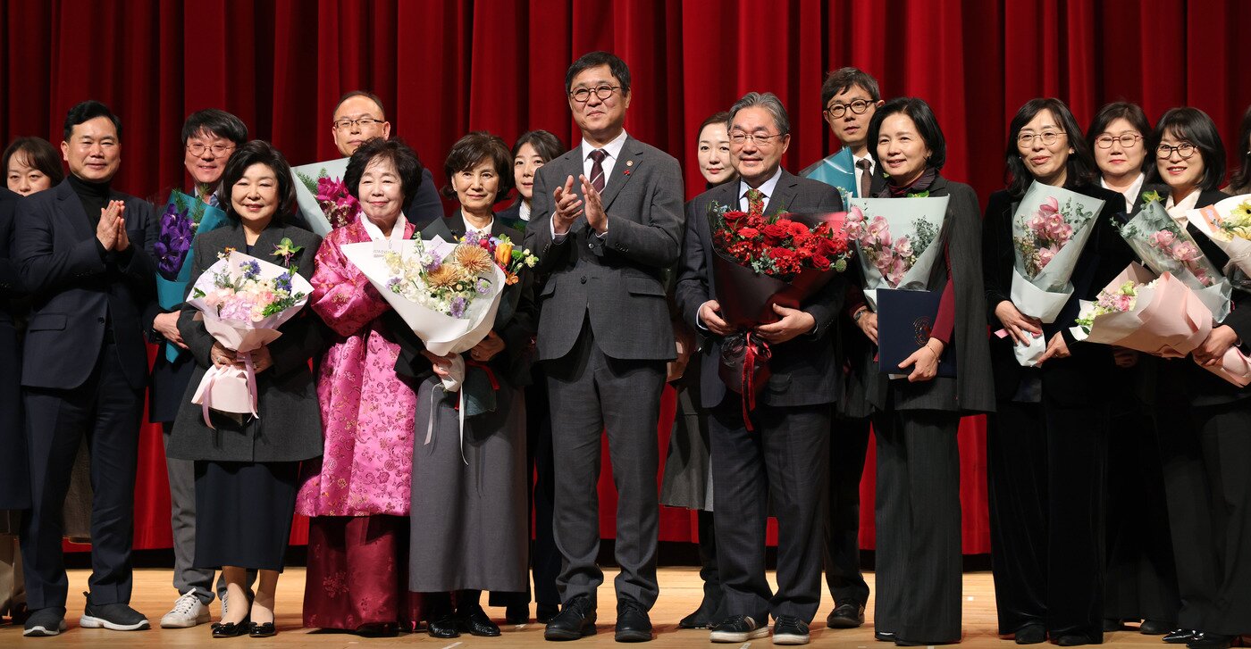 본문 이미지 - 최휘영 문화체육관광부 장관이 12일 서울 용산구 국립중앙박물관 대강당에서 열린 ‘2026 박물관·미술관인 신년교례회에서 정부포상 수상자와 기념촬영을 하고 있다.(문체부 제공)