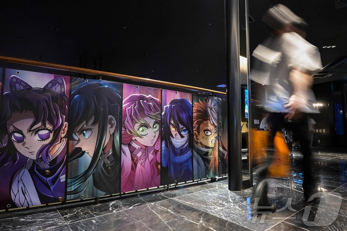 (도쿄 AFP=뉴스1) 윤다정 기자 = 2025년 9월 9일 일본 도쿄 이케부쿠로의 한 영화관에 애니메이션 영화 '귀멸의 칼날' 홍보 간판이 걸려 있다. 2025.09.09.ⓒ A …