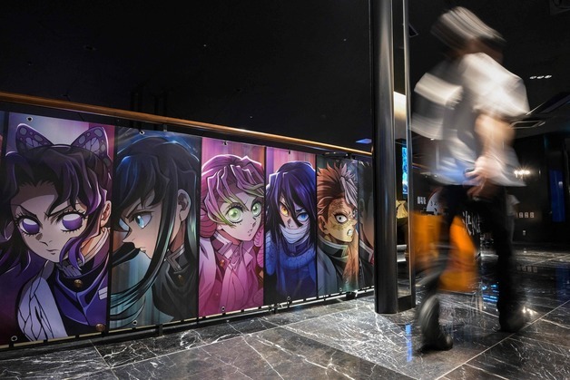 [포토] 도쿄 시내 영화관에 걸린 '귀멸의 칼날' 간판