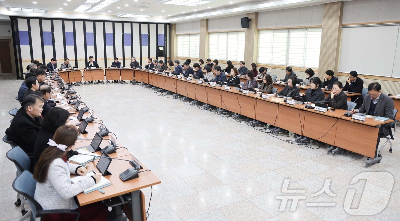 (대전=뉴스1) 이동원 기자 = 최충규 대덕구청장이 12일 오후 구청 대회의실에서 열린 확대간부회의를 주재하고 있다.최 구청장은 CES 2026 참관 소회를 전하며 “저의 짧은 식 …