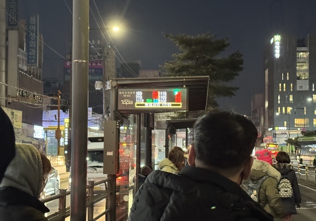 "웬일이야, 다 차고지래"…서울 버스 파업에 한파 출근길 '발 동동'