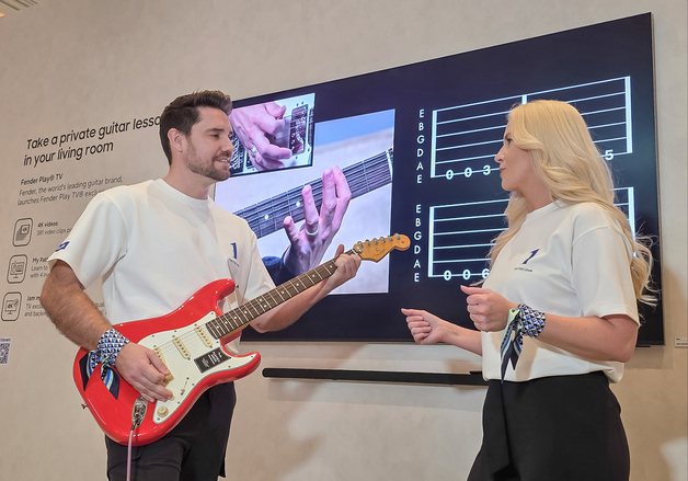 "TV로 집에서 기타 배워요"…삼성 TV, '펜더 플레이' 앱 출시