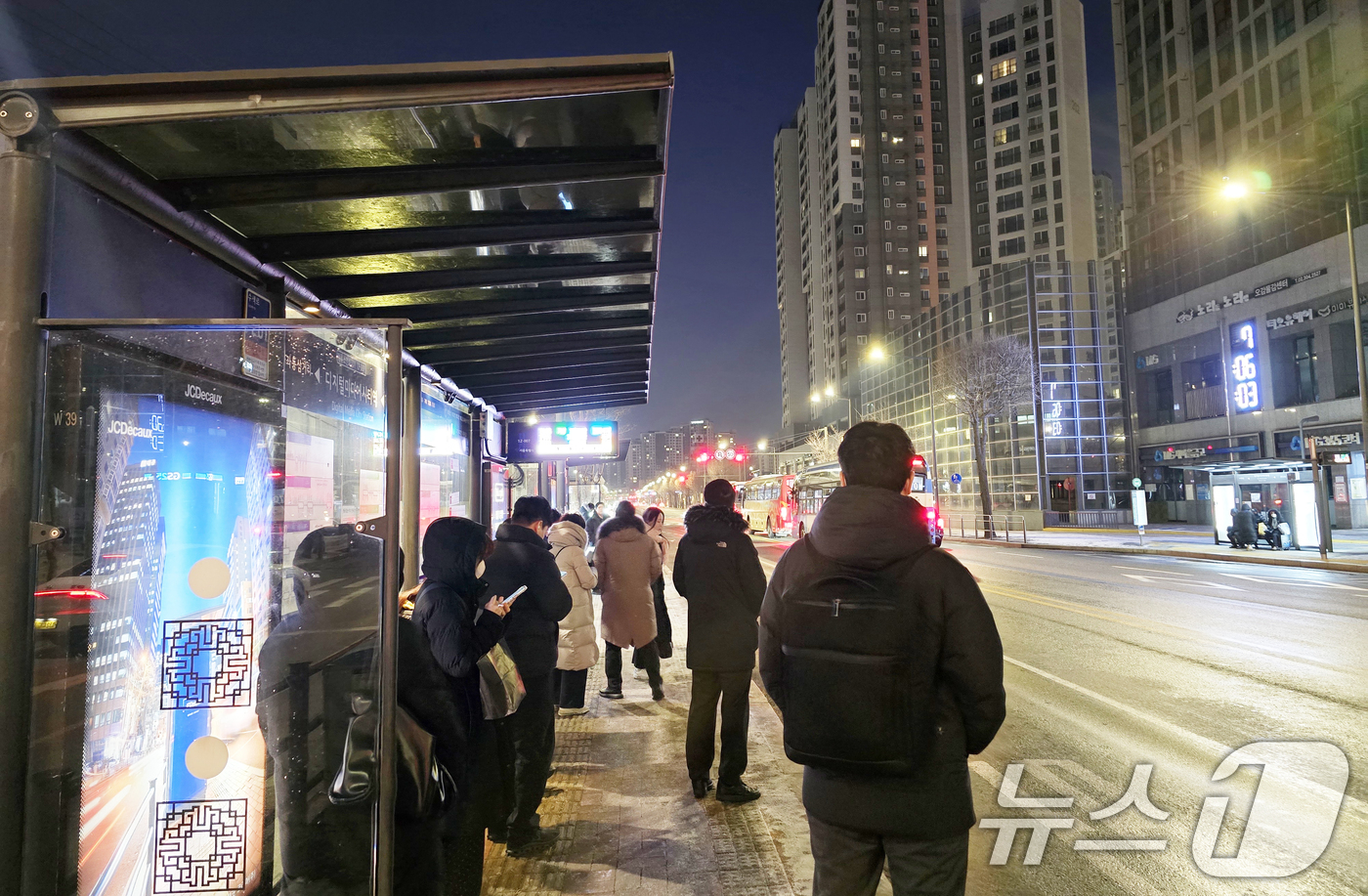 (서울=뉴스1) 황덕현 기후환경전문기자 = 서울 시내버스가 총파업에 돌입한 13일 오전 서울 은평구 증산동의 한 버스정류장에서 시민들이 버스를 기다리고 있다. 서울 시내버스가 파업 …