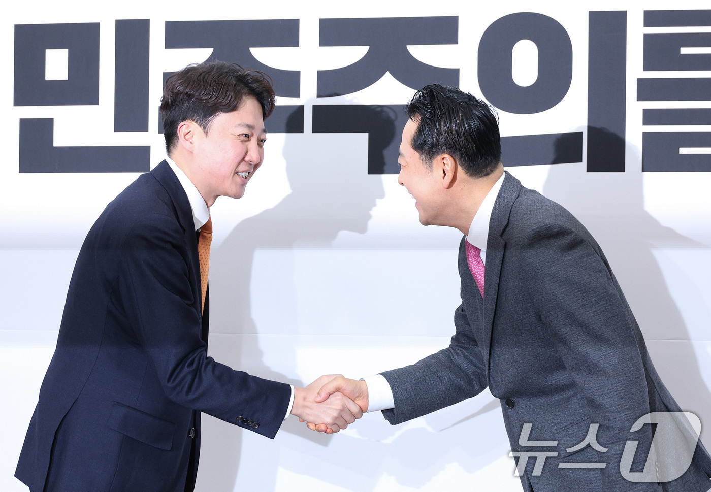 (서울=뉴스1) 신웅수 기자 = 장동혁 국민의힘 대표와 이준석 개혁신당 대표가 13일 서울 여의도 국회에서 회동하고 있다. 2026.1.13/뉴스1