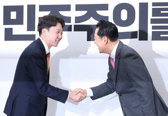 악수하는 장동혁·이준석