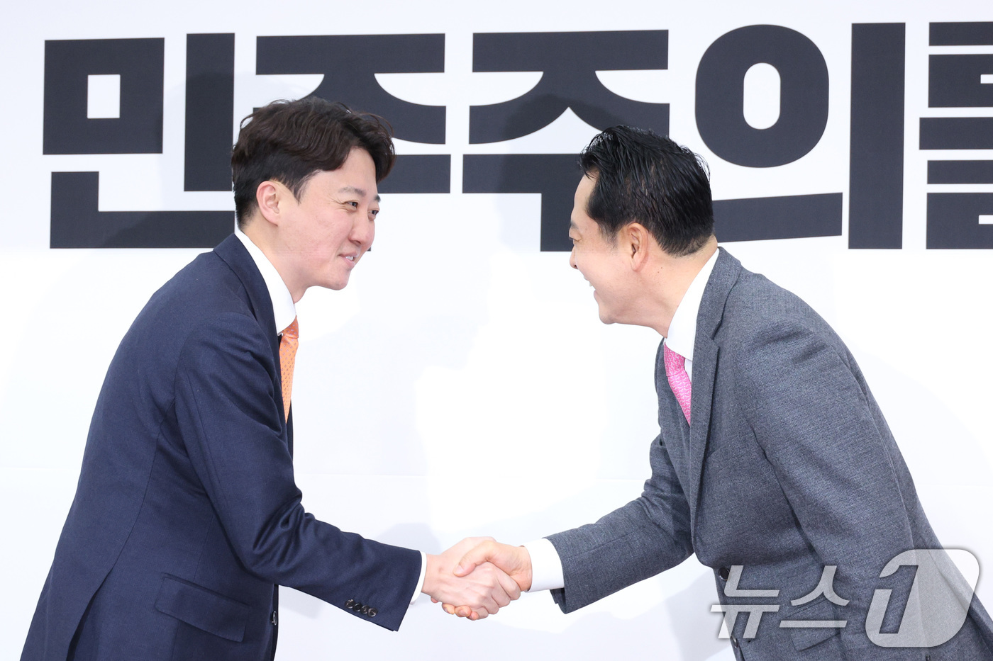 (서울=뉴스1) 신웅수 기자 = 장동혁 국민의힘 대표와 이준석 개혁신당 대표가 13일 서울 여의도 국회에서 회동하고 있다. 2026.1.13/뉴스1