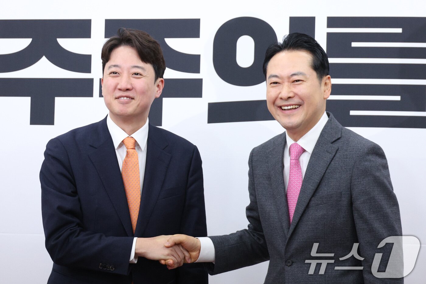 본문 이미지 - 장동혁 국민의힘 대표와 이준석 개혁신당 대표가 13일 서울 여의도 국회에서 회동하고 있다. 2026.1.13/뉴스1 ⓒ News1 신웅수 기자