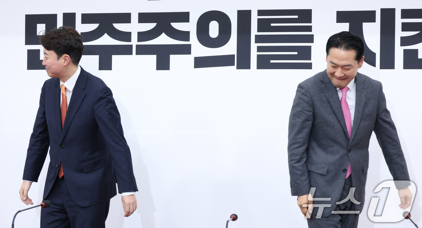 (서울=뉴스1) 신웅수 기자 = 장동혁 국민의힘 대표와 이준석 개혁신당 대표가 13일 서울 여의도 국회에서 회동하고 있다. 2026.1.13/뉴스1