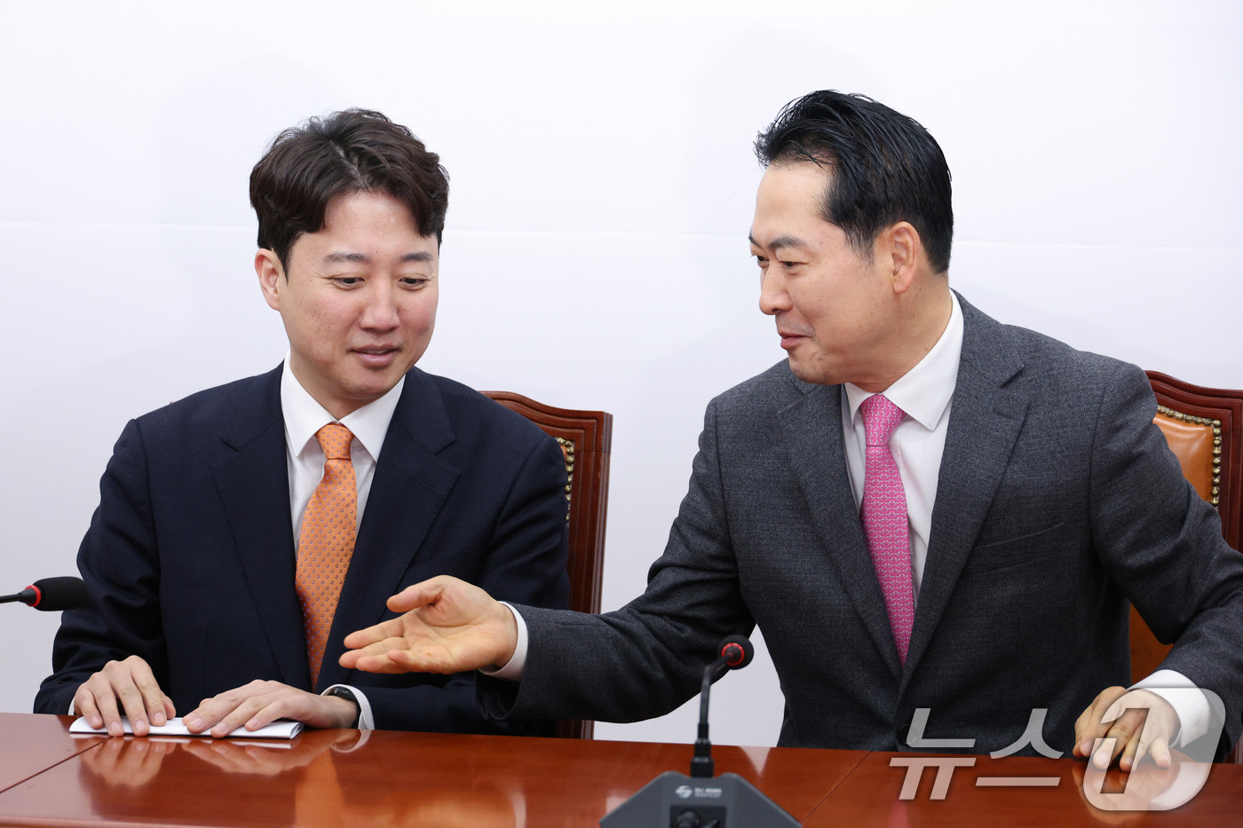 (서울=뉴스1) 신웅수 기자 = 장동혁 국민의힘 대표와 이준석 개혁신당 대표가 13일 서울 여의도 국회에서 회동하고 있다. 2026.1.13/뉴스1