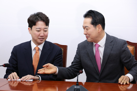 대화하는 장동혁·이준석