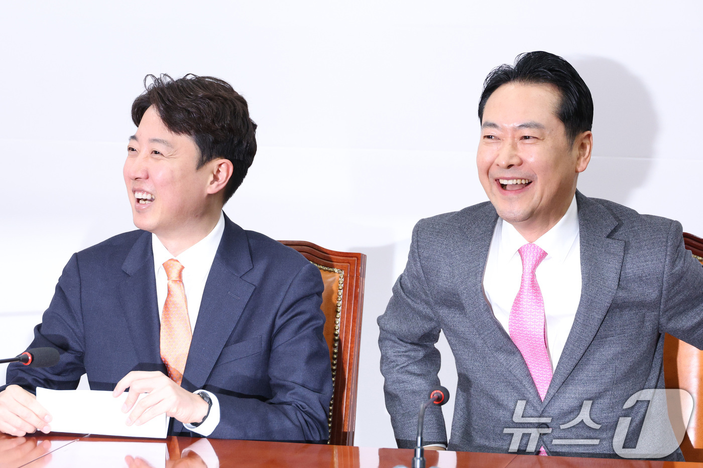 (서울=뉴스1) 신웅수 기자 = 장동혁 국민의힘 대표와 이준석 개혁신당 대표가 13일 서울 여의도 국회에서 회동하고 있다. 2026.1.13/뉴스1