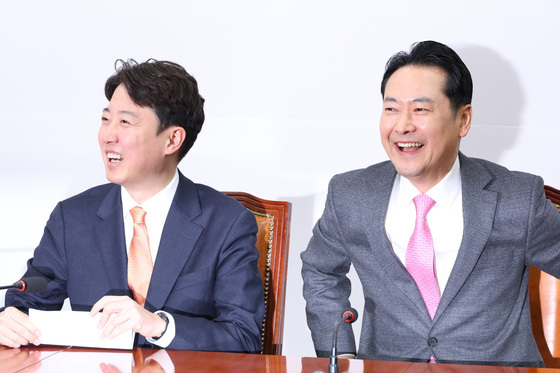 미소짓는 장동혁·이준석 대표