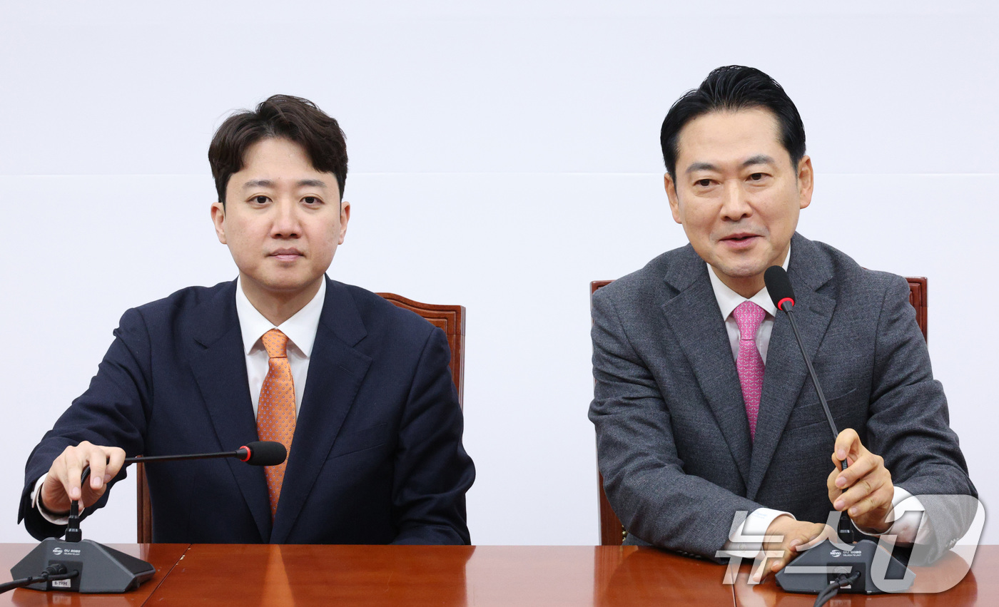 (서울=뉴스1) 신웅수 기자 = 장동혁 국민의힘 대표가 13일 서울 여의도 국회에서 열린 와 이준석 개혁신당 대표와의 회동에서 인사말을 하고 있다. 2026.1.13/뉴스1