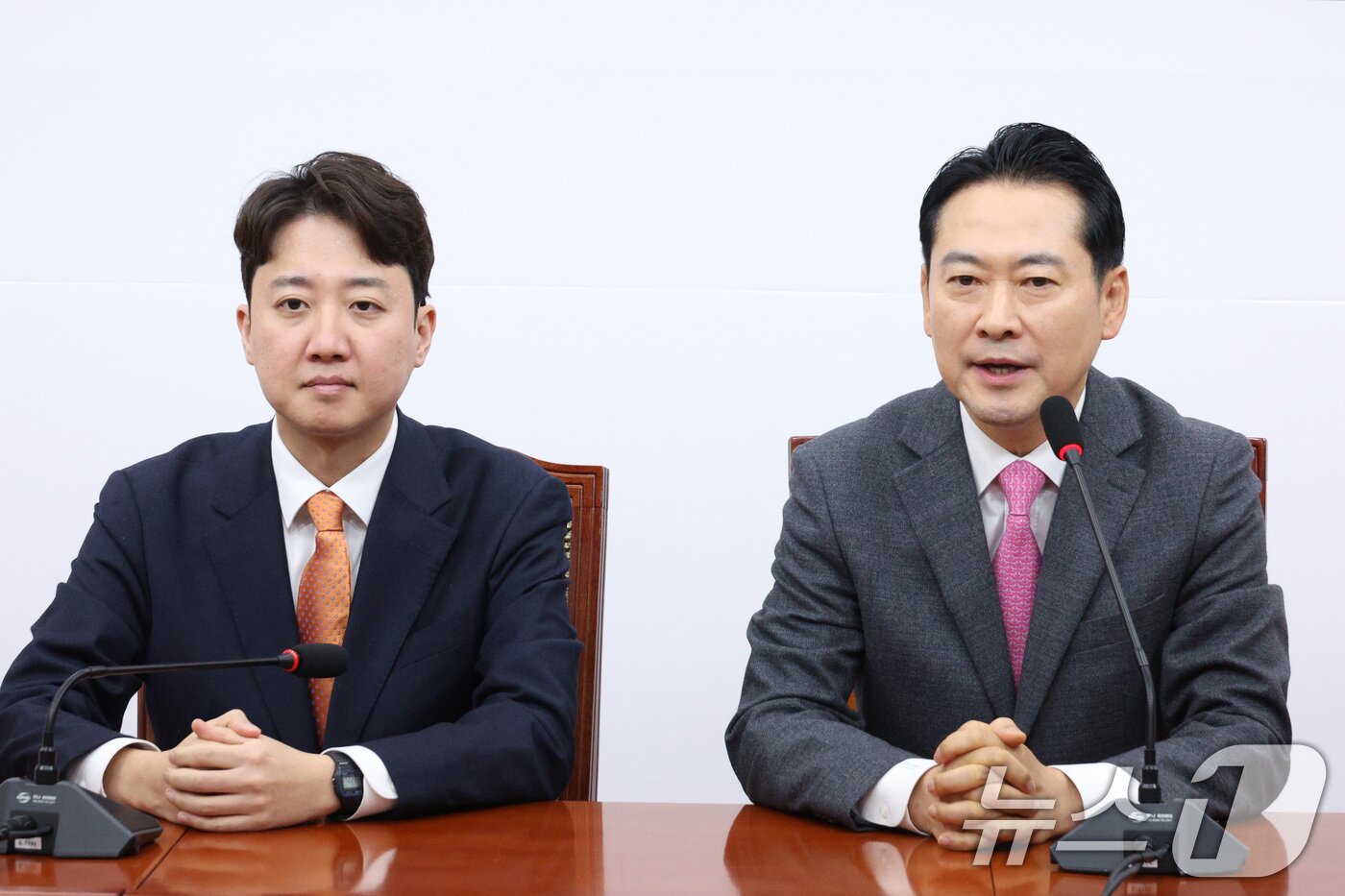 본문 이미지 - 장동혁 국민의힘 대표가 13일 서울 여의도 국회에서 열린 와 이준석 개혁신당 대표와의 회동에서 인사말을 하고 있다. 2026.1.13/뉴스1 ⓒ News1 신웅수 기자