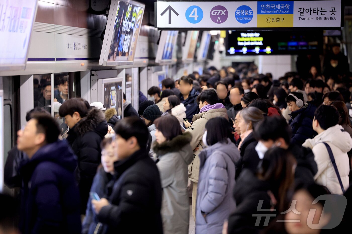 본문 이미지 - 서울 시내버스 노동조합이 무기한 전면파업에 돌입한 13일 서울역에서 시민들이 지하철을 이용해 출근하고 있다. 2026.1.13/뉴스1 ⓒ News1 이호윤 기자