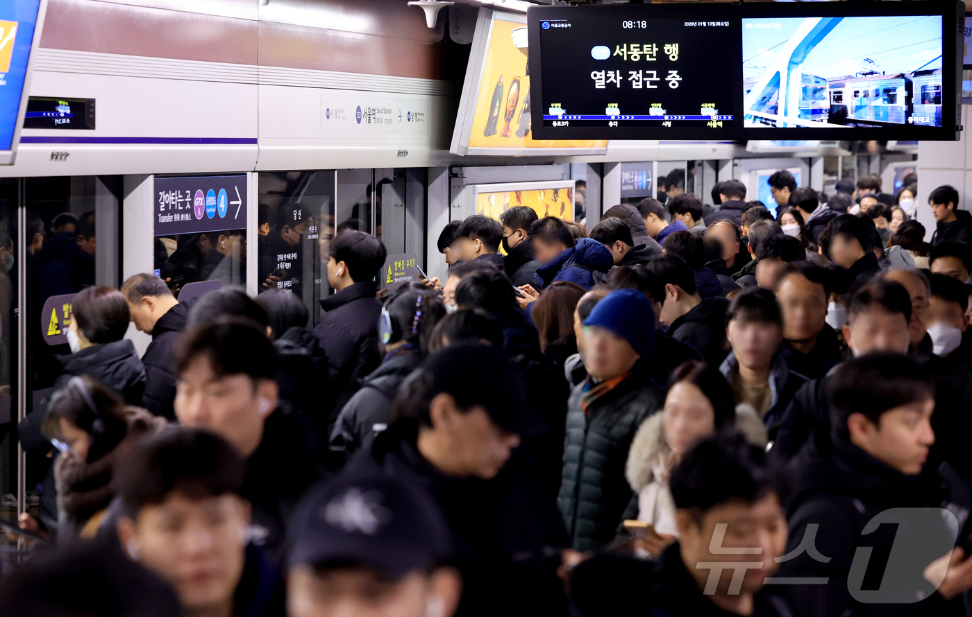 (서울=뉴스1) 이호윤 기자 = 서울 시내버스 노동조합이 무기한 전면파업에 돌입한 13일 서울역에서 시민들이 지하철을 이용해 출근하고 있다. 2026.1.13/뉴스1