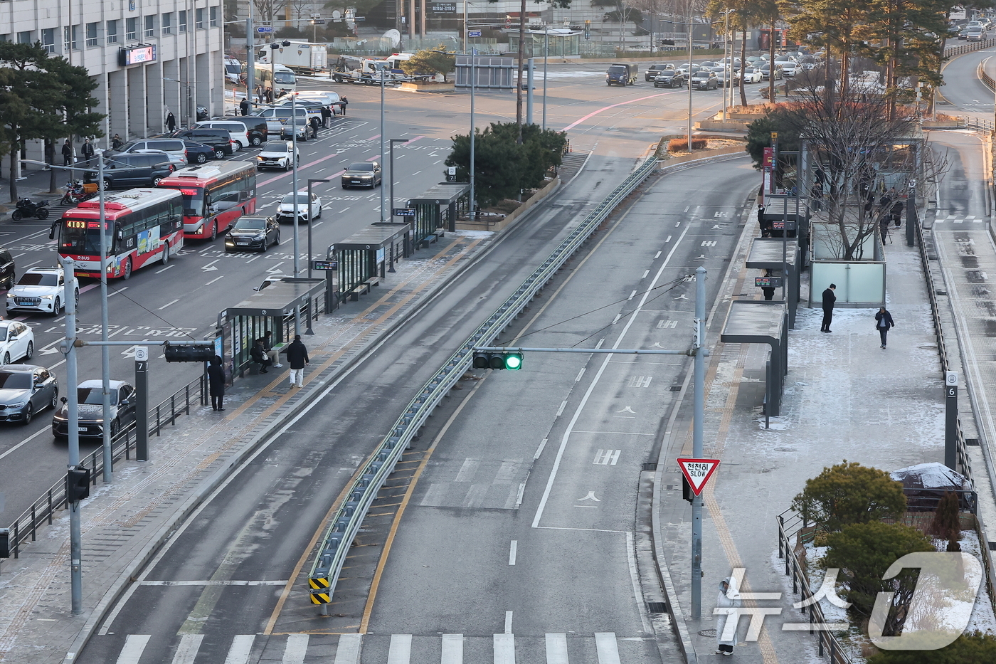 (서울=뉴스1) 김진환 기자 = 서울 시내버스가 총파업에 돌입한 13일 오전 서울역 버스환승센터가 한산한 모습을 보이고 있다. 서울 시내버스가 파업으로 멈춰 서는 것은 2024년 …