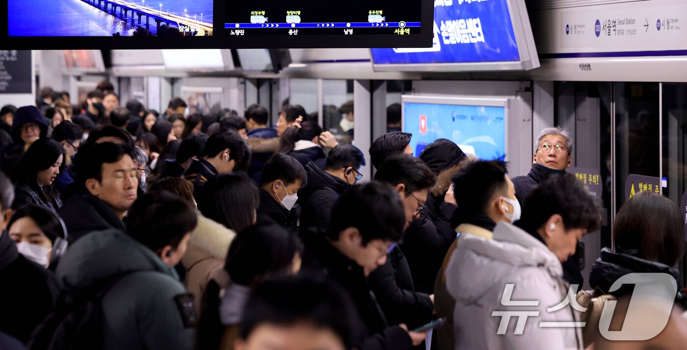 본문 이미지 - 서울 시내버스 노동조합이 무기한 전면파업에 돌입한 13일 서울역에서 시민들이 지하철을 이용해 출근하고 있다. 2026.1.13/뉴스1 ⓒ News1 이호윤 기자