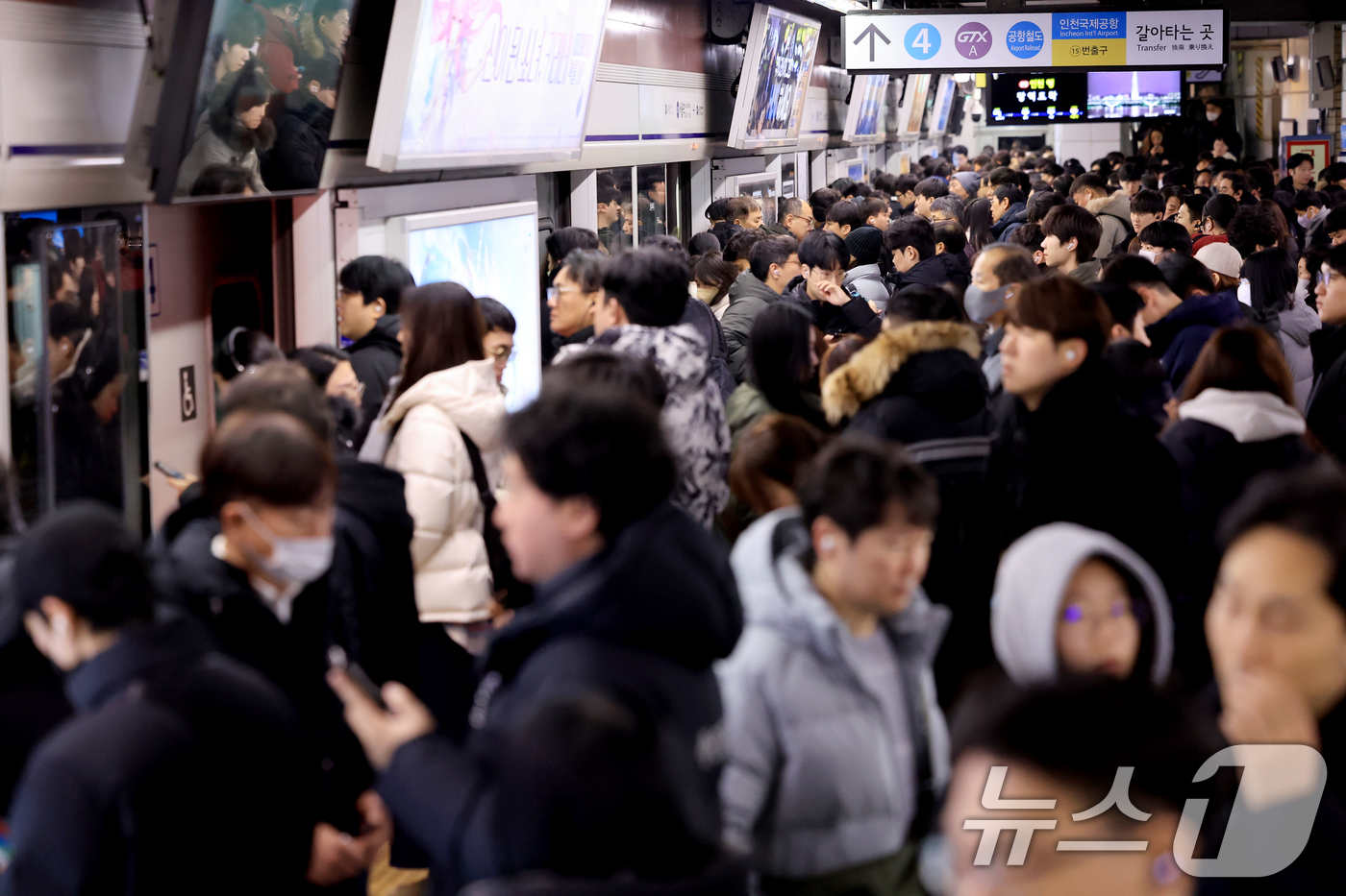 (서울=뉴스1) 이호윤 기자 = 서울 시내버스 노동조합이 무기한 전면파업에 돌입한 13일 서울역에서 시민들이 지하철을 이용해 출근하고 있다. 2026.1.13/뉴스1