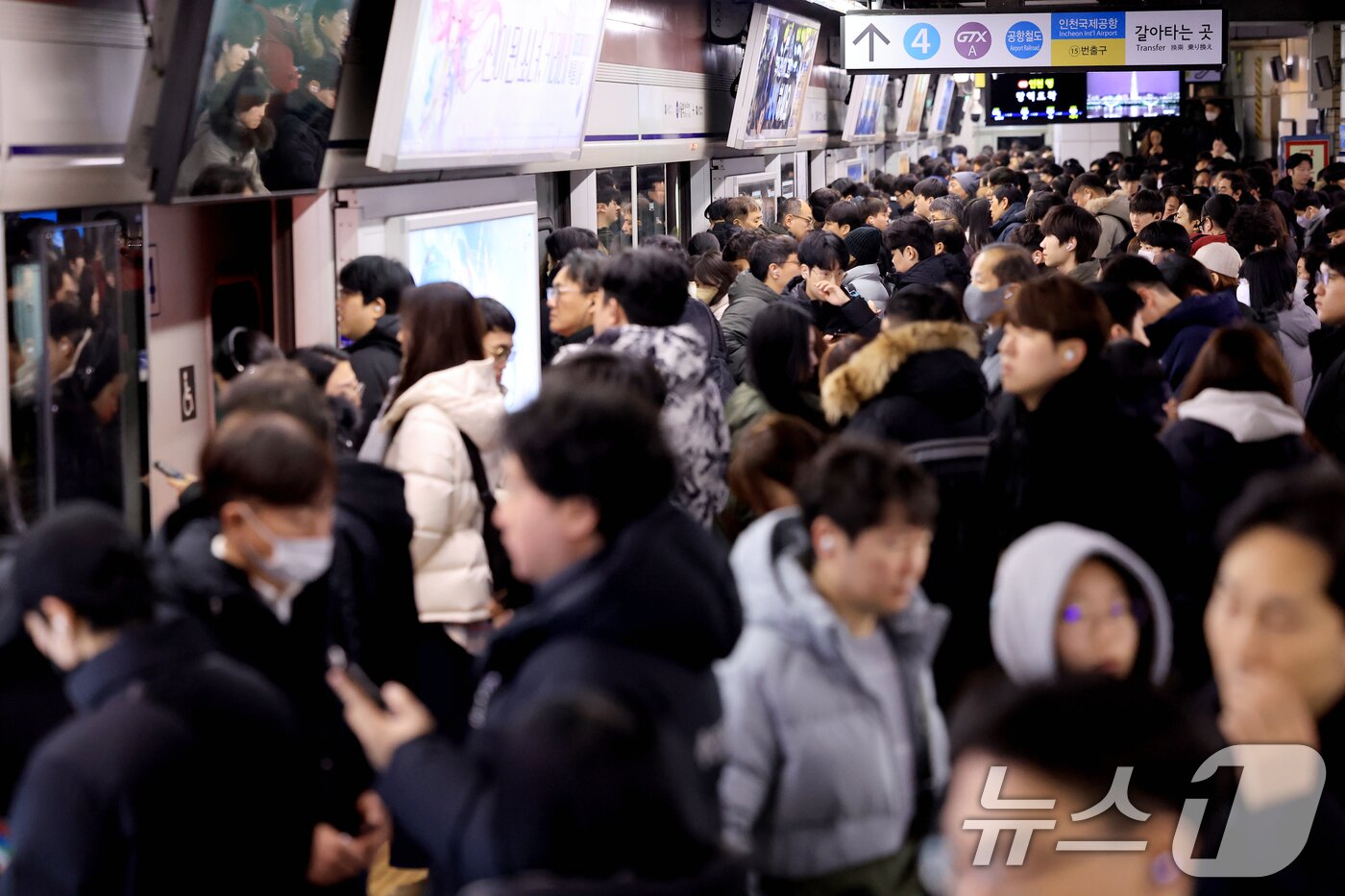 본문 이미지 - 서울 시내버스 노동조합이 무기한 전면파업에 돌입한 13일 서울역에서 시민들이 지하철을 이용해 출근하고 있다. 2026.1.13/뉴스1 ⓒ News1 이호윤 기자