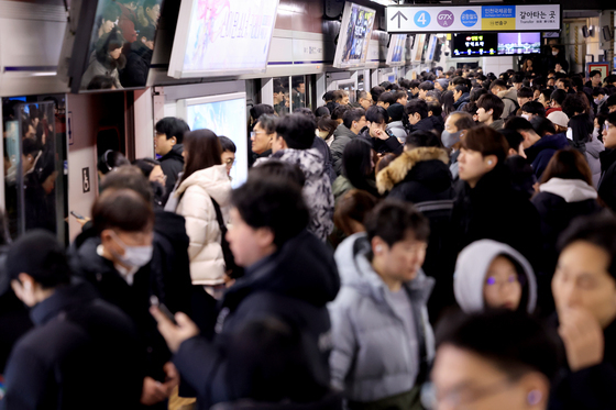 서울 시내버스 파업으로 '만원 지하철'