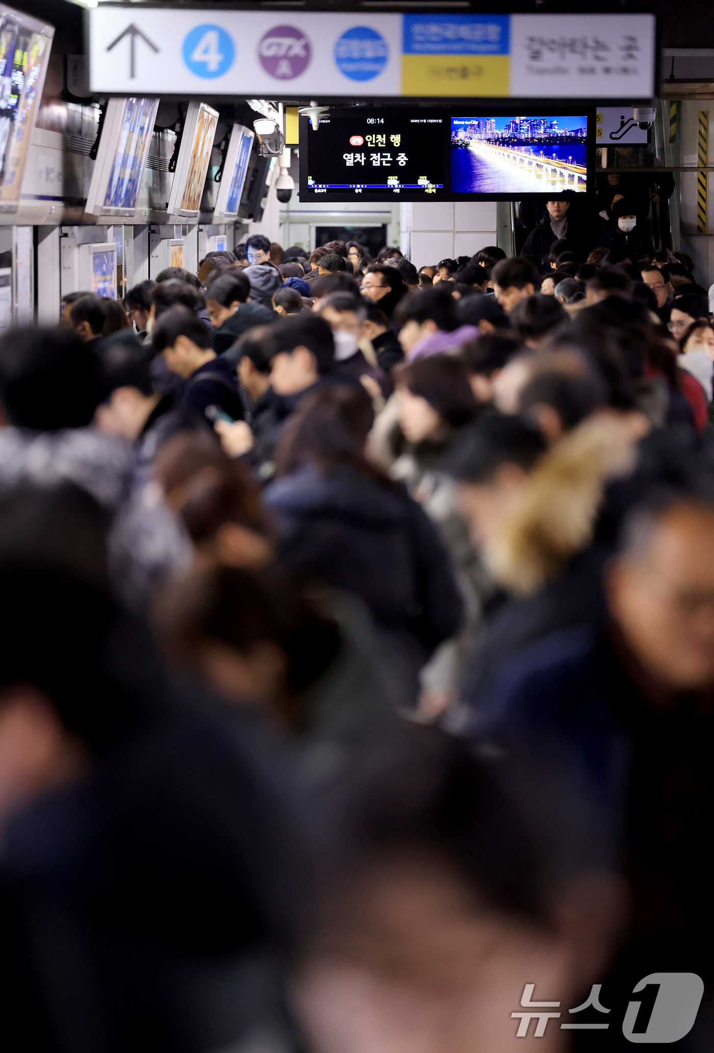 (서울=뉴스1) 이호윤 기자 = 서울 시내버스 노동조합이 무기한 전면파업에 돌입한 13일 서울역에서 시민들이 지하철을 이용해 출근하고 있다. 2026.1.13/뉴스1