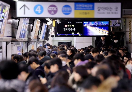 버스파업으로 지하철로 몰린 시민들