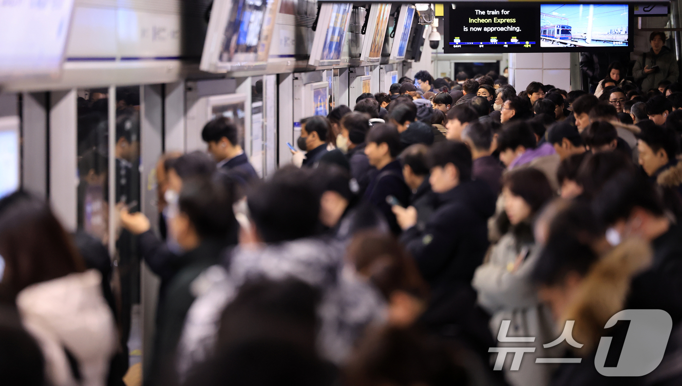 (서울=뉴스1) 이호윤 기자 = 서울 시내버스 노동조합이 무기한 전면파업에 돌입한 13일 서울역에서 시민들이 지하철을 이용해 출근하고 있다. 2026.1.13/뉴스1