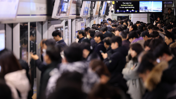 붐비는 지하철 출근길