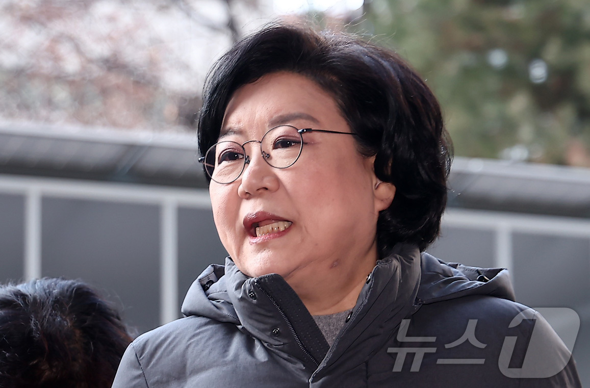 (서울=뉴스1) 김성진 기자 = 이혜훈 초대 기획예산처 장관 후보자가 13일 오전 서울 중구 예금보험공사에 마련된 인사청문회 준비 사무실로 출근하며 취재진의 질문에 답하고 있다. …