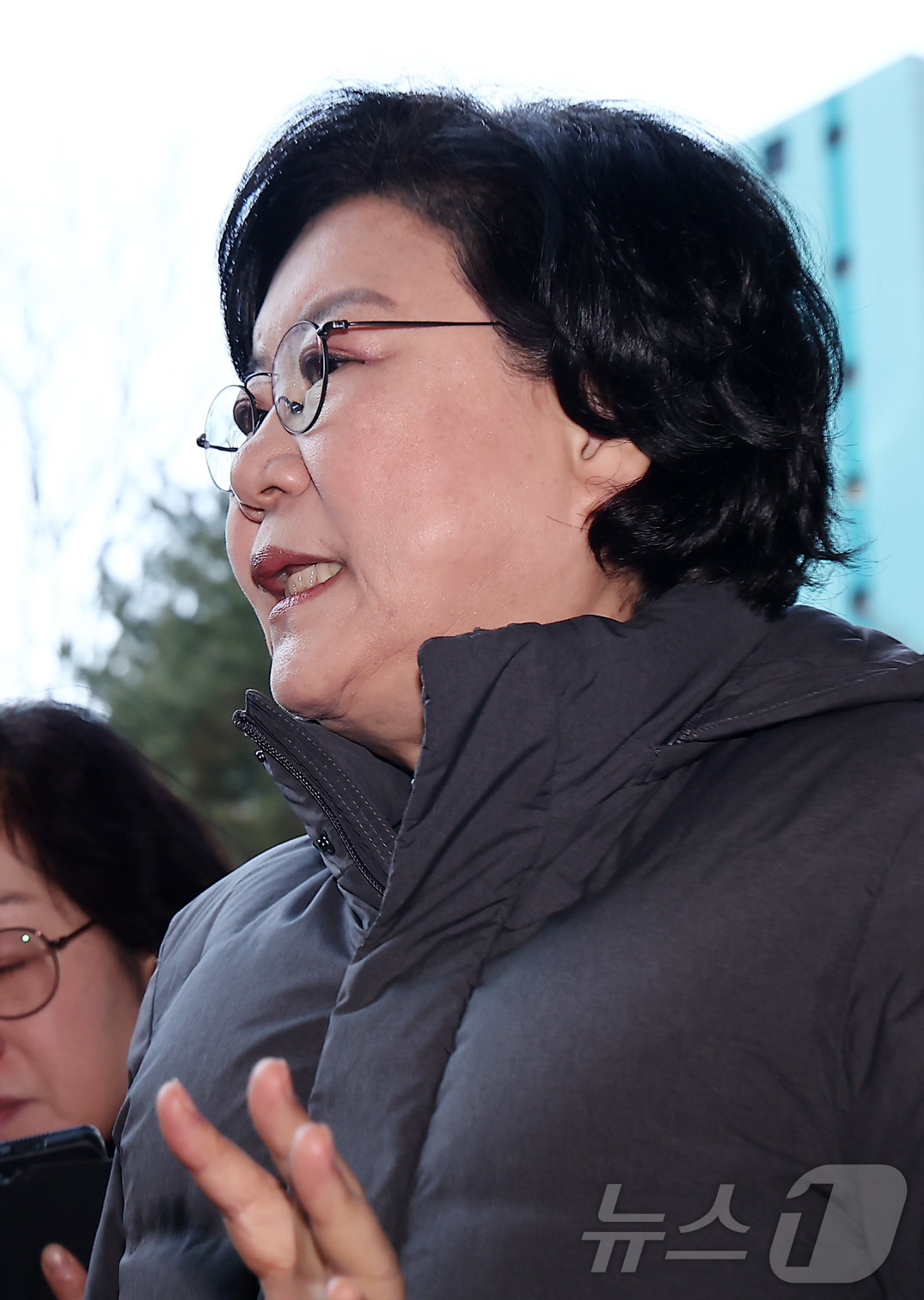 (서울=뉴스1) 김성진 기자 = 이혜훈 초대 기획예산처 장관 후보자가 13일 오전 서울 중구 예금보험공사에 마련된 인사청문회 준비 사무실로 출근하며 취재진의 질문을 듣고 있다. 2 …