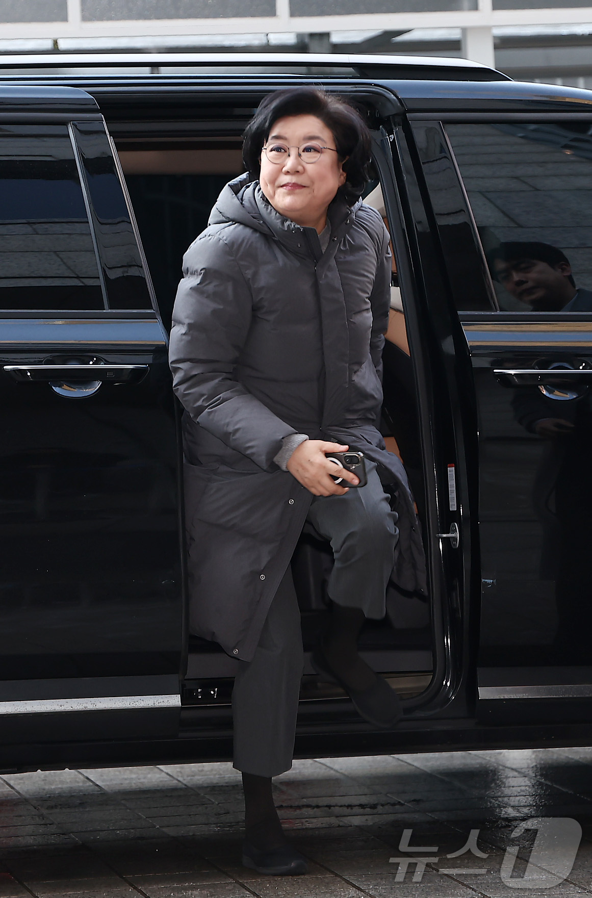 (서울=뉴스1) 김성진 기자 = 이혜훈 초대 기획예산처 장관 후보자가 13일 오전 서울 중구 예금보험공사에 마련된 인사청문회 준비 사무실로 출근하고 있다. 2026.1.13/뉴스1 …