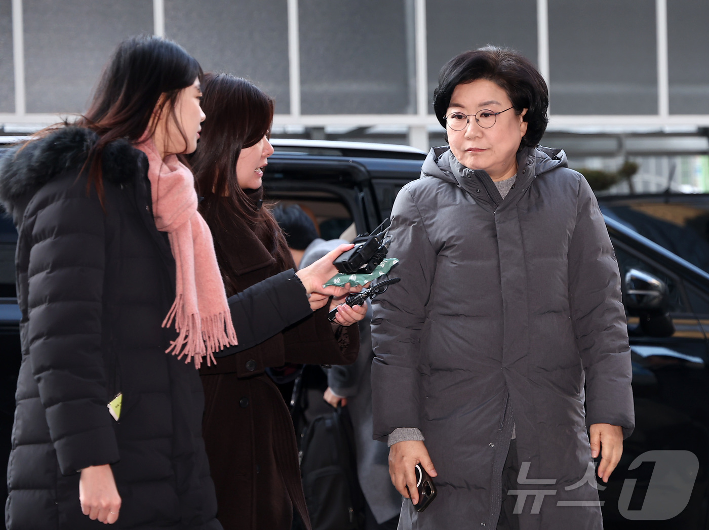 (서울=뉴스1) 김성진 기자 = 이혜훈 초대 기획예산처 장관 후보자가 13일 오전 서울 중구 예금보험공사에 마련된 인사청문회 준비 사무실로 출근하며 취재진의 질문을 듣고 있다. 2 …