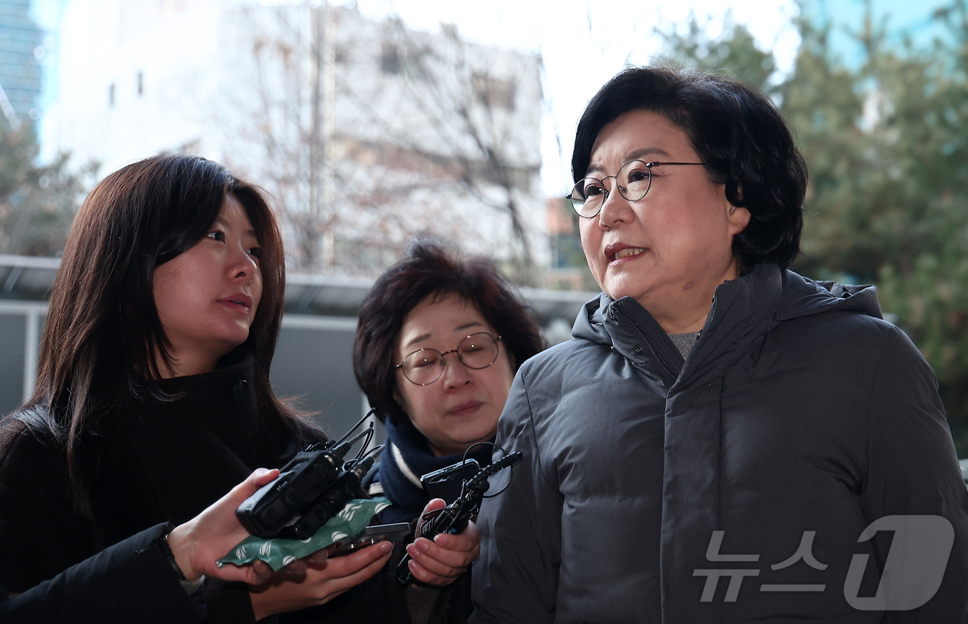 (서울=뉴스1) 김성진 기자 = 이혜훈 초대 기획예산처 장관 후보자가 13일 오전 서울 중구 예금보험공사에 마련된 인사청문회 준비 사무실로 출근하며 취재진의 질문을 듣고 있다. 2 …