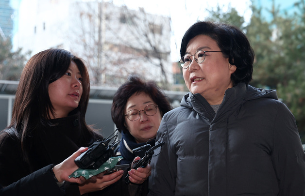 취재진 질문에 답하는 이혜훈 기획예산처 장관 후보자