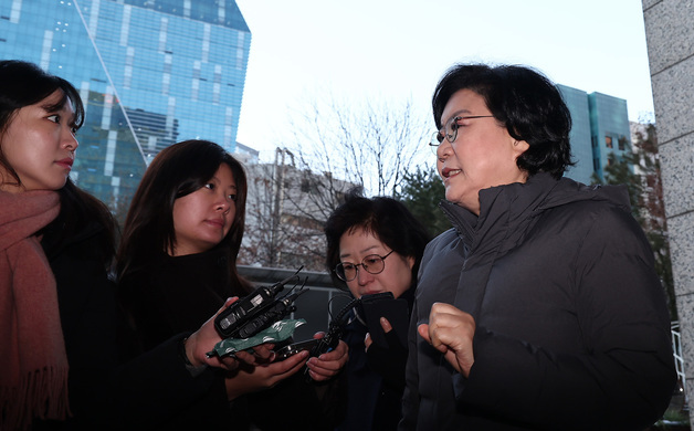 취재진 질문에 답하는 이혜훈 기획예산처 장관 후보자