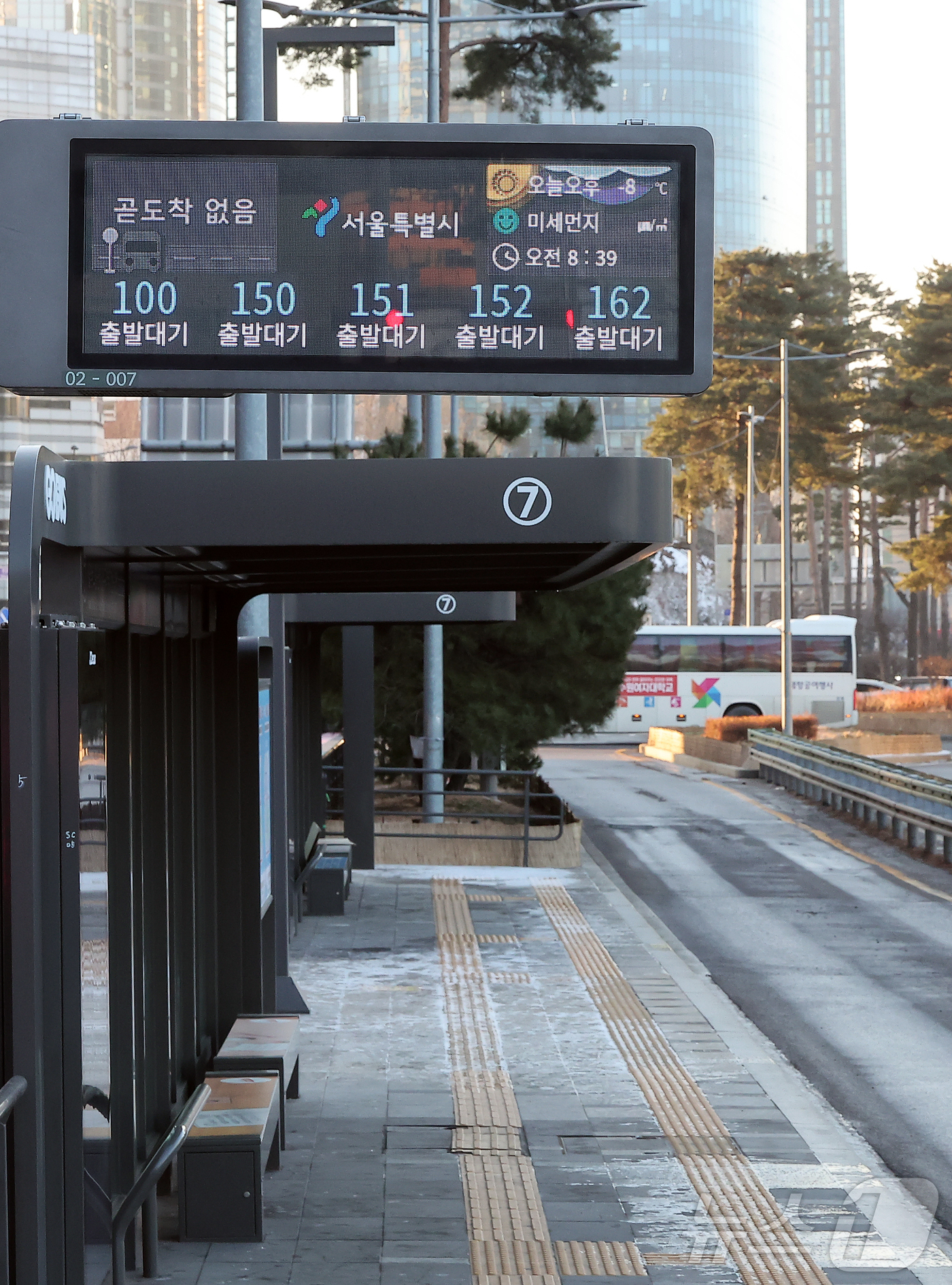 (서울=뉴스1) 김진환 기자 = 서울 시내버스가 총파업에 돌입한 13일 오전 서울역 버스환승센터 전광판에 시내버스 차고지 대기를 알리고 있다.서울 시내버스가 파업으로 멈춰 서는 것 …