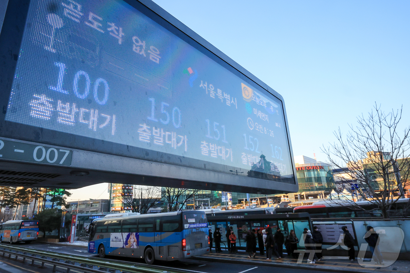 (서울=뉴스1) 김진환 기자 = 서울 시내버스가 총파업에 돌입한 13일 오전 서울역 버스환승센터 전광판에 시내버스 차고지 대기를 알리고 있다.서울 시내버스가 파업으로 멈춰 서는 것 …