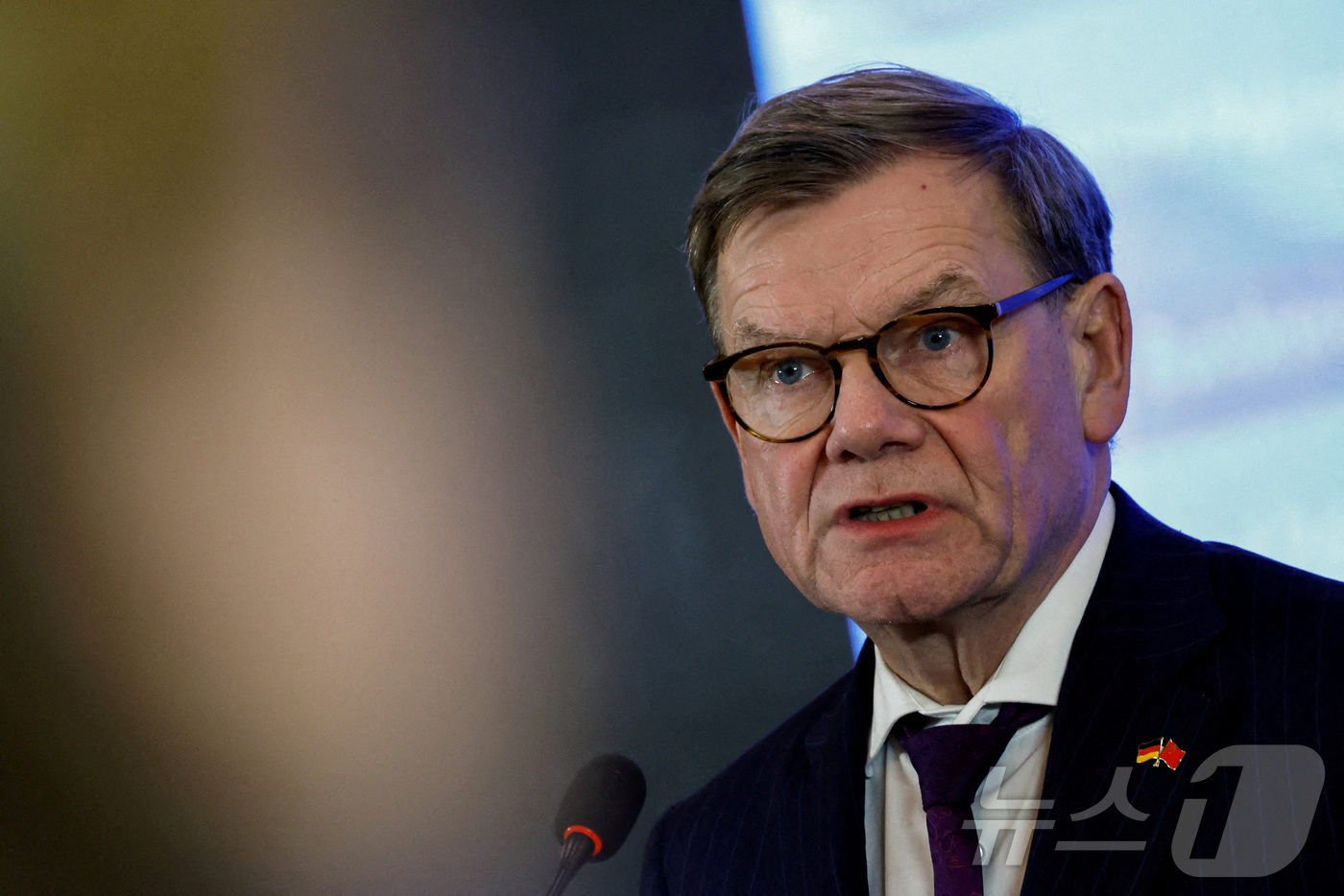 (베이징 로이터=뉴스1) 양은하 기자 = 요한 바데풀 독일 외무장관이 2025년 12월 8일(현지시간) 중국 베이징에서 기자회견에 참석하고 있다. 2025. 12. 08.ⓒ 로이터 …