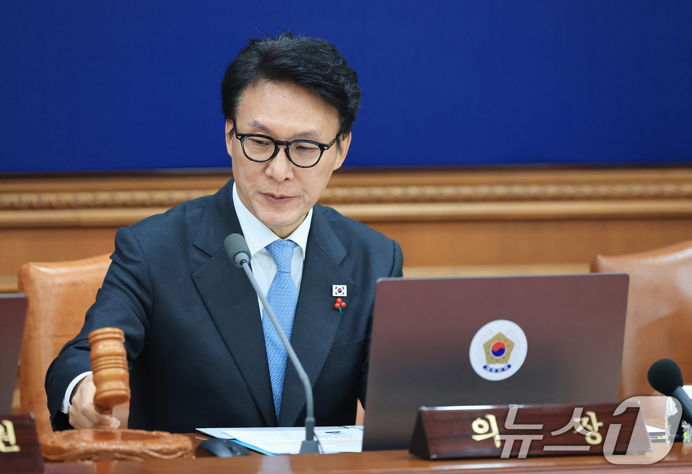 (서울=뉴스1) 임세영 기자 = 김민석 국무총리가 13일 서울 종로구 정부서울청사에서 열린 국무회의에서 의사봉을 두드리고 있다. 2026.1.13/뉴스1
