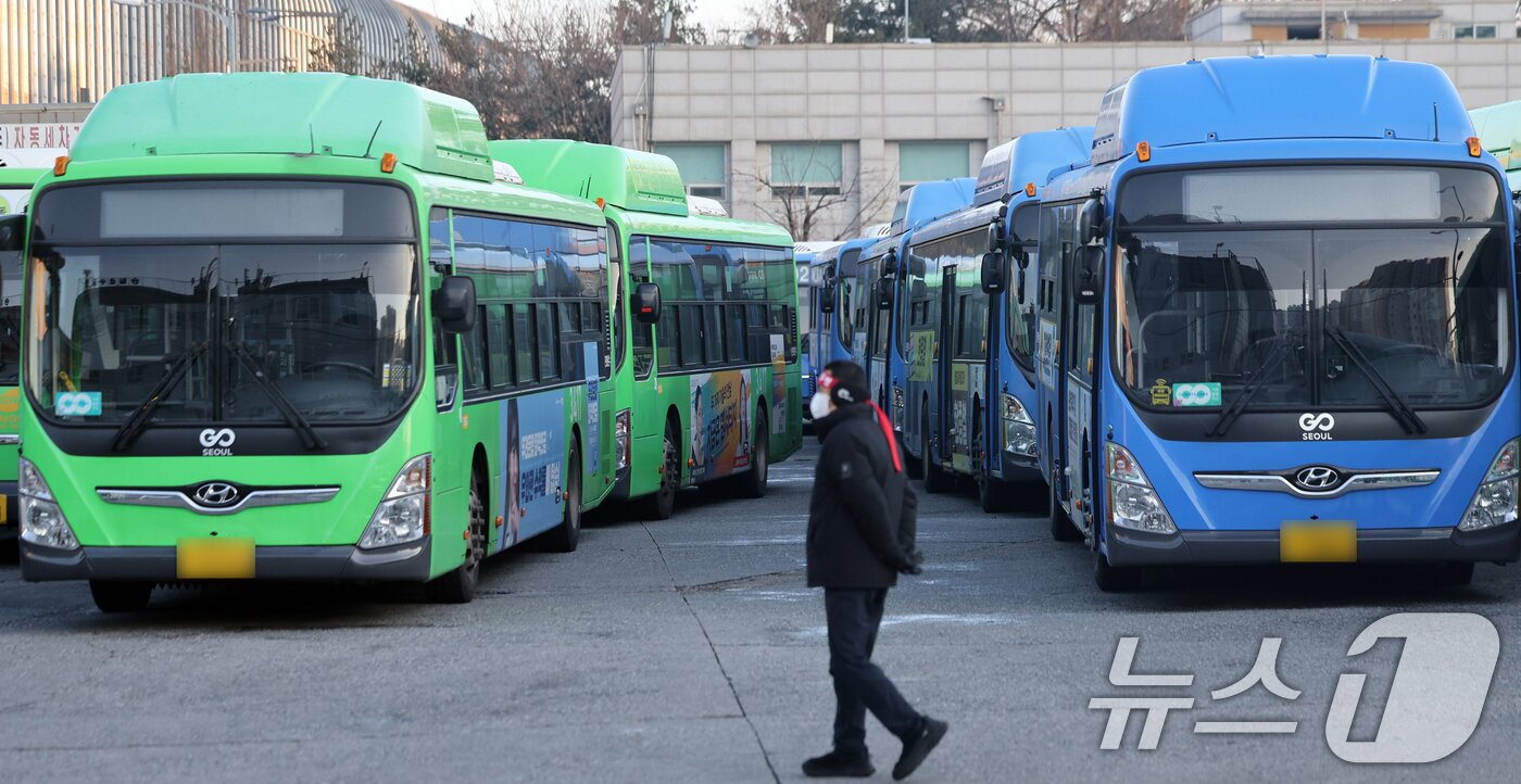 본문 이미지 - 서울 시내버스가 총파업에 돌입한 13일 오전 서울 시내 한 버스공영차고지에 시내버스가 주차돼 있다. 서울 시내버스가 파업으로 멈춰 서는 것은 2024년 이후 약 2년 만이다. 2026.1.13/뉴스1 ⓒ News1 황기선 기자